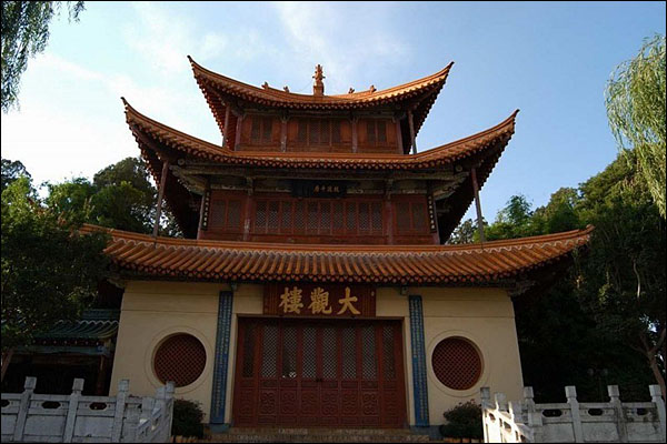 다관러우는 중국 4대 명루 중 하나다. 문 양쪽 대련은 180자에 달해 '천하제일장련'으로 꼽힌다.