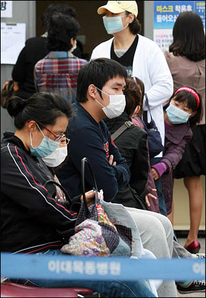 신종플루 환자가 급증하고 있는 가운데 지난 10월28일 오전 서울 양천구 이대목동병원에 의심환자들이 몰려 북새통을 이루고 있다.