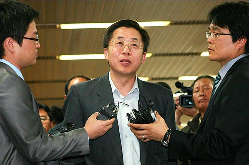 김형태 변호사가 기자회견을 통해 '정치적인 재판, 기본이 안된 재판'이라며 판결의 부당함을 주장하고 있다.