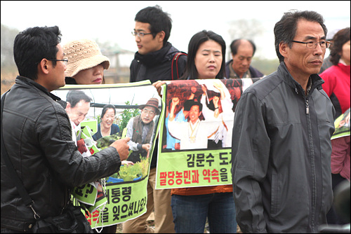 경찰을 바라보는 주민들의 착찹한 모습 그들의 수는 적었지만 마음만큼은 하늘과 땅을 품었다.