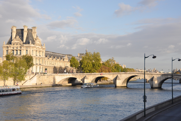 ▲ 파리의 세느강에는 32개의 다리가 있다. 그중 알렉상드르 3세 다리가 가장 아름디운 다리로 손꼽힌다.