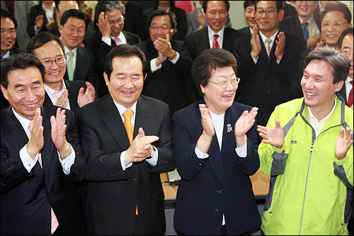 민주당 정세균 대표와 이강래 원내대표 등 지도부가 28일 저녁 서울 영등포 당사에 마련된 상황실에서 자축하며 박수를 치고 있다.