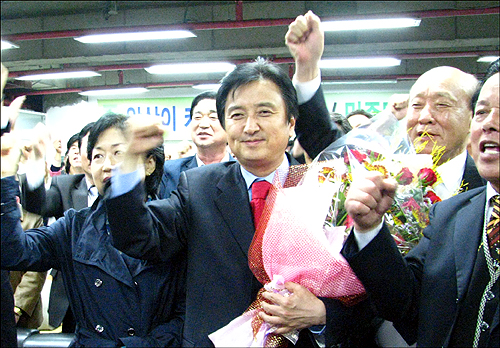 당선 확정 직후 지지자들의 축하를 받고 있는 민주당 김영환 당선자 