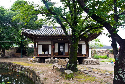 봉도각 공원의 경로소(敬老所). 매우 단정한 모양새의 팔작집이다.