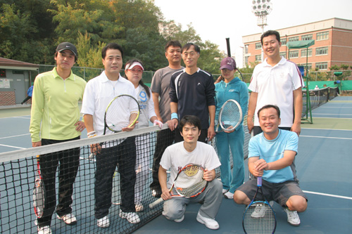  '테니스 중독' 동호회 회원들