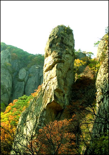 학소대를 지나니 우측으로 거대 시루봉이 우뚝 솟아 있는것이 마치 남근바위를 상상케 한다. 
