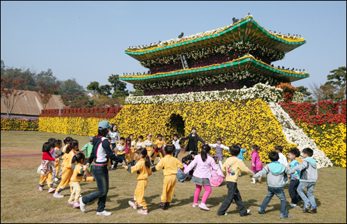 국화로 다시 일어난 숭례문. 2009대한민국국향대전 개막과 함께 29일 일반에 공개됐다.