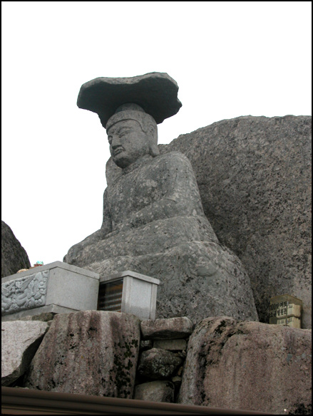 보물 석조여래좌상 보물 제431호 석조여래좌상은 통일신라 때의 걸작품이다.