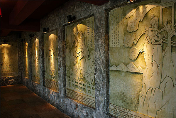 싼칭거 바로 위에 있는 전시관에는 시산과 관련된 각종 전설과 설화를 음각한 벽화가 전시되어 있다.