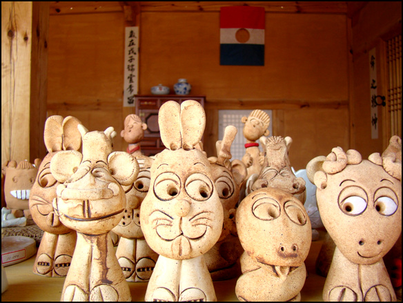 민가마을 문화사업단 단원들이 직접 만들어 판매하는 토인형. 체험도 할 수 있다.