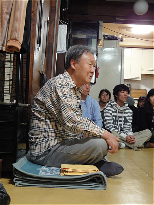 박종철열사의 아버지 박정기씨가 유가협을 찾은 대학생들과 대화를 나누고 있다.
