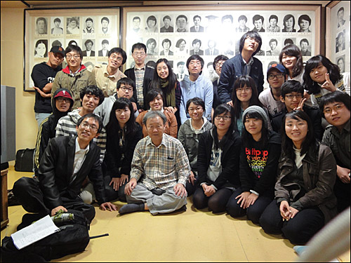 유가협을 찾아온 대학생들과 박정기씨가 기념촬영을 하고 있다. 