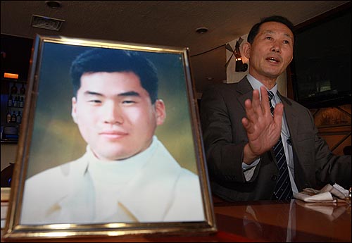 고  김훈 중위의 아버지 김척씨가 군의문사위에서 사건의 자·타살 여부를 판명할 수 있는 가장 기본적인 조사도 게을리 했다며 주장하고 있다.