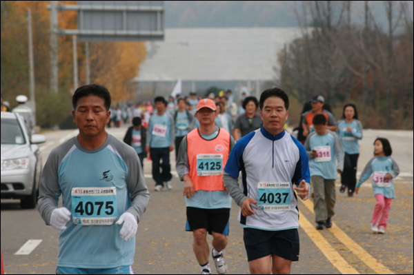  11월 1일 마라톤 대회에 참가한 사람들. 가슴에 단 번호판이 파란색깔이 10km참가자들 그리고 분홍색이 6.15km 코스 참가자들이다. 