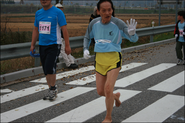 맨발로 10km 코스에 도전한 참가자. 노익장을 과시하듯 몸놀림이 젊은 사람 못지 않았다. 
