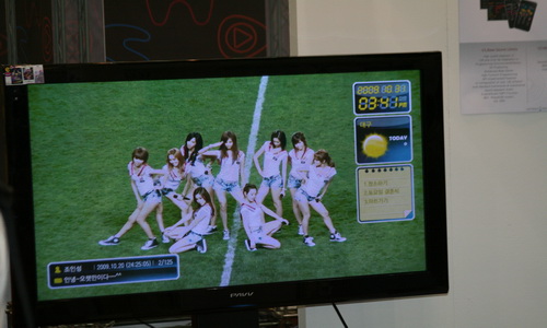 '링크젠' 이라는 업체에서 방송과 위젯 서비스를 통합한 서비스 컨텐츠를 시범으로 보이고 있다. 시범영상으로 '소녀시대'의 공연 영상이 나오고 있다.