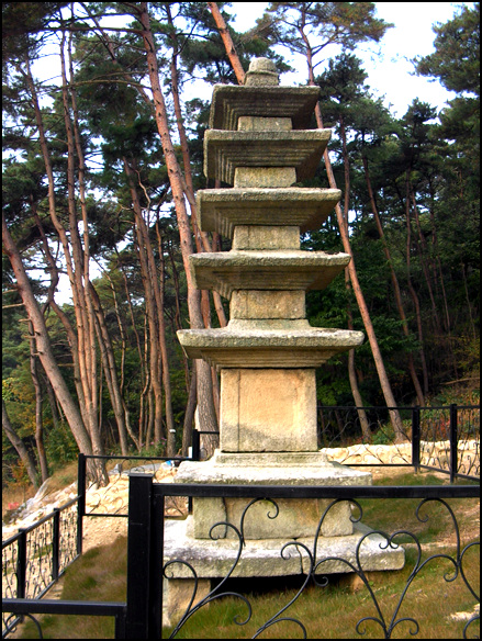 전북 유형문화재 지95호. 높이 5.4m로 원형이 잘 보존된 고려시대의 석탑이다. 목조 건축양식을 일부 본뜨고 있다. 