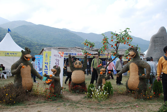  마치 지리산 반달곰을 연상시키는 모습이다. 악양의 애봉감이 이렇게 환경을 생각하는 감이 아닐런지..??