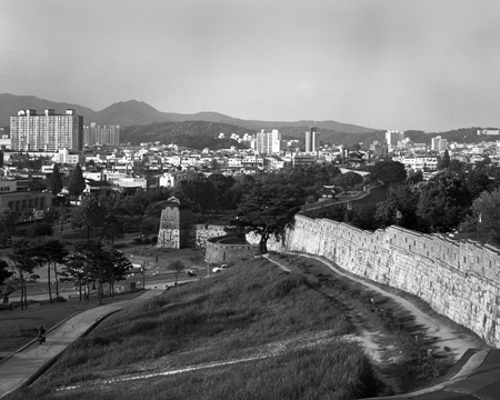  수원화성 화서문, 80 x 100cm, gelatin silver print, 2009