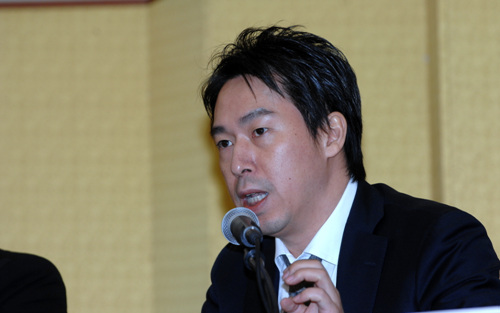 SM엔터테인먼트 김영민 대표가 기자회견에서 법원의 이번 판결에 대한 입장과 향후 계획을 밝히고 있다.