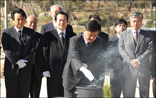  10·28 재보선에서 당선한 정범구 당선자가 3일 봉하마을 고 노무현 대통령 묘역을 찾아 분향하고 있다.