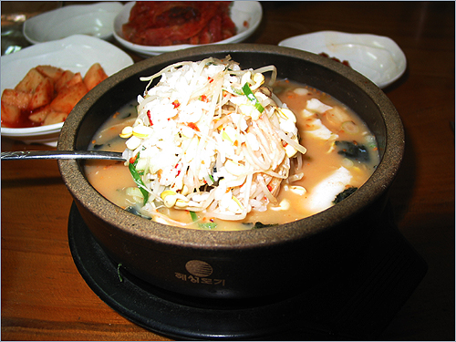 콩나물국밥 아삭아삭 씹히는 고소한 콩나물맛과 오징어 다리와 어우러진 밥알이 쫀득쫀득 입에 착착 감긴다
