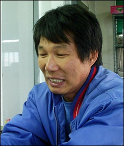사일리지 만드는 과정과 용도, 볏짚 사용에 대해 설명하는 김성만(44세) 씨
