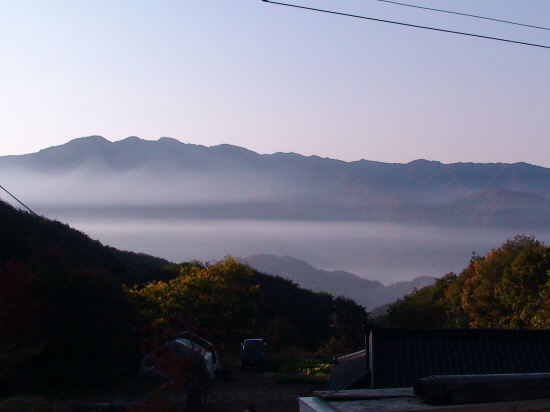 촉동마을에서 본 지리산 자락 