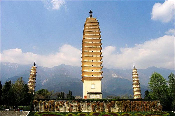 삼탑은 대리석으로 만들어졌다. 중국 4대 불탑 중 하나로 꼽힌다.