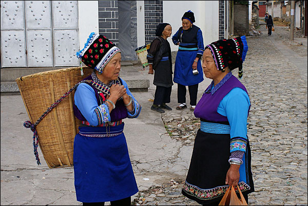 전통의상을 입고 멋을 낸 바이족 할머니들. 오늘날도 전통복은 바이족에게 기본적인 생활의복이다.