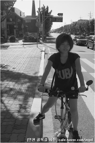 자전거를 함께 타고 다니던 옆지기. 이 나라는 여자한테든 남자한테든 자전거를 타기에 좋은 길은 거의 찾아보기 어렵습니다.