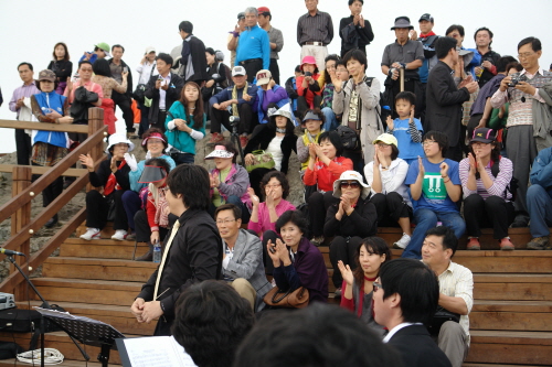 주말 미륵산을 찾은 시민들과 관광객들이 어울려 함께 음악을 즐겼다