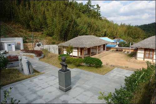 시로 노래하는 전사 김남주 시인이 태어난 집이다. 잘 단장된 이곳에서 오는 7일 김남주문학제가 열린다.