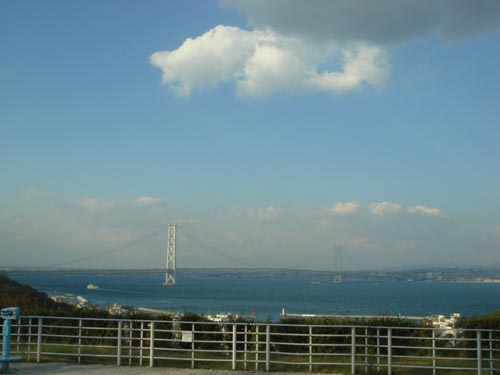   아카시가이쿄(明石海？) 큰다리, 현수교로 다리의 전체 길이는 3,911 미터, 두 교각 사이의 길이가 1,991 미터이다. 이 다리는 고베와 아와지 시마를 잇는다. 이 다리 아래로 하루 다니는 배가 1,400 여 척 이라고 한다.  