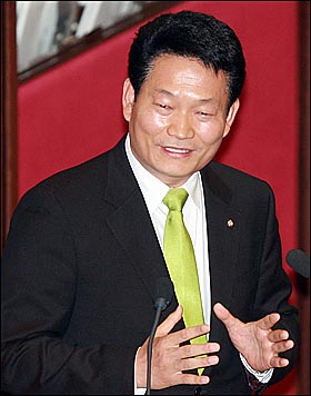 송영길 민주당 의원이 5일 오후 서울 여의도 국회 본회의에서 열린 정치분야 대정부 질문에서 정운찬 총리에게 질의를 하고 있다.