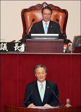  노철래 친박연대 원내대표가 6일 오전 서울 여의도 국회 본회의에서 열린 외교, 통일, 안보분야 대정부질문 앞서 열린 비교섭단체 대표연설에서 "세종시가 경제적 비효율이면 4대강 사업도 예산의 비효율"이라며 4대강 사업에 대한 반대 뜻을 밝히고 있다.