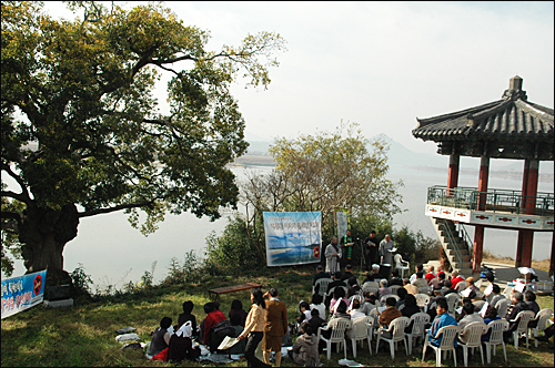 부산경남종교평화연대는 7일 오전 밀양 곡강정에서 열린 '낙동강 지키기 종교인 기도회'를 올렸다.