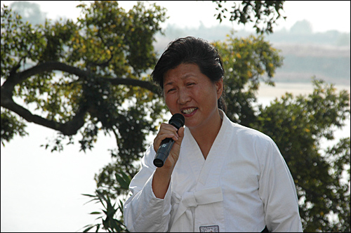 장윤정씨가 7일 오전 밀양 곡강정에서 열린 '낙동강 지키기 현장 합동 기도회'에서 노래를 부르고 있다.