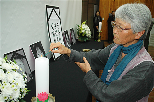 ‘일본군 위안부 할머니와 함께 하는 마산창원진해시민모임’을 비롯한 20여개 단체는 7일 오후 창원대 사림관에서 "일본군 위안부 희생자 추모제"를 열었다.
