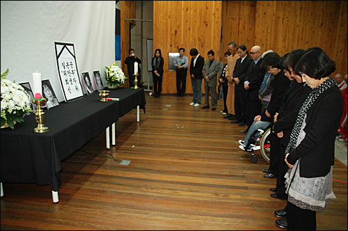 7일 오후 창원대 사림관에서 열린 "일본군 위안부 희생자 추모제"에서 각 단체 대표들이 묵념하고 있다.