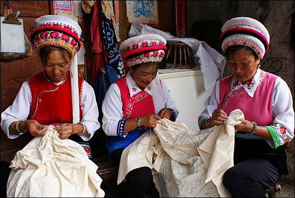 면포에 수를 놓는 바이족 여인들. 한 장의 자란을 완성하기 위해서는 2일의 시간이 소요된다.