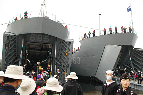 8일 '충무공 이순신 제독 승전지 해상순례'에 참가한 사람들이 진해해군통제부 부두에서 군함에 오르고 있다.