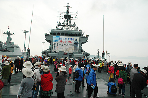 8일 '충무공 이순신 제독 승전지 해상순례'에 참가한 사람들이 685성인봉호의 갑판에 올라 남해의 바다를 구경하고 있다.