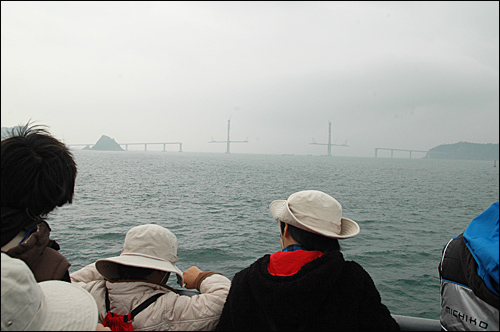 8일 '충무공 이순신 제독 승전지 해상순례' 참가자들이 남해 바다를 지나면서 거가대교 건설 공사 현장 보기도 했다.
