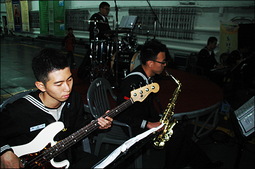 해군 악대 '캄보밴드'가 8일 군함 685성인봉호 안에서 '충무공 이순신 제독 승전지 해상순례' 참가자들을 위해 음악을 연주하고 있다.