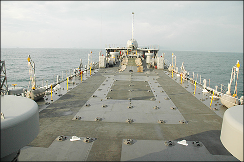 해군 군함 685성인봉호 앞 갑판.