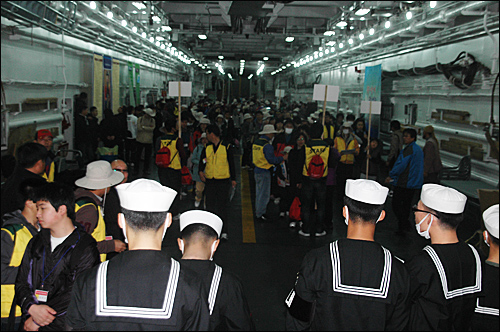 8일 '충무공 이순신 제독 승전지 해상순례' 참가자들이 군함 685성인봉호 안에서 다양한 체험행사를 열기도 했다.