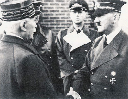 히틀러와 페탱 1차대전의 국민영웅이었던 페탱 원수는 사형선고를 받고 종신형으로 감형되었으나 결국 감옥에서 삶을 마감했다. 
