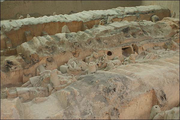 아직 발굴되지 않은 1호갱의 남아있는 면적은 1만여㎡에 달한다. 지난 6월 24년 만에 3차 발굴이 재개됐다.