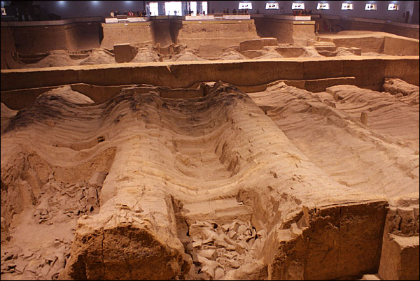 고대 군대 편제상 우군에 해당하는 2호갱. 시험 발굴을 통해 실체만 확인하고 발굴은 중단된 상태다.